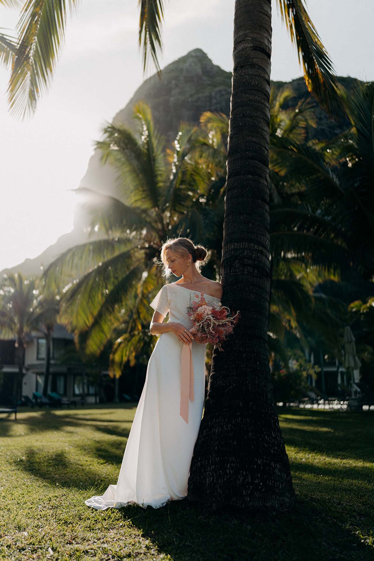 Romance éternelle : La mariée dans une robe romantique, les cheveux relevés en un chignon lâche.